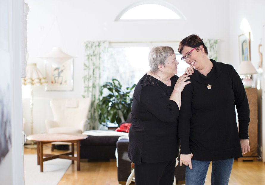Ritva ja Merja Kyllönen ovat sopineet, että jos ei nähdä, niin joka toinen päivä soitellaan.
