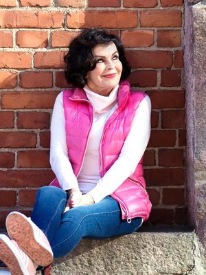 70-vuotias Paula Koivuniemi kuuluu niihin ihmisiin, joista paras ikä on se, jota juuri eletään. – En todellakaan tunne itseäni vanhaksi. Vielä jalka nousee ja korkokenkä kulkee, sanoi Paula ET Terveys -lehden haastattelussa kesällä 2017.