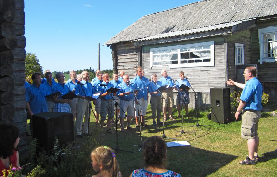 Karjalainen kansanmusiikki sopii kyliin kuin nen&auml; p&auml;&auml;h&auml;n. Karjalan tasavallassa festivaalia koordinoi Intra-s&auml;&auml;ti&ouml;, Suomen puolella Pohjanmaa-Karjala ry.&nbsp;Tapahtumat on hajautettu kyliin, miss&auml; karjalaa puhuvat ihmiset el&auml;v&auml;t. Konserttien juonnot ja esitykset ovat karjalaksi. T&auml;m&auml; on tietoinen valinta, vaikka yleis&ouml;ss&auml; on paljon suomalaisia ja ven&auml;j&auml;nkielisi&auml;. Karjalan kielen ja karjalaisen kulttuurin kohottamine.&nbsp;