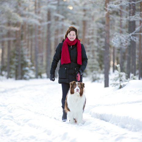 Virpi Kaarlela-Haapalehto kirkastaa nyt ajatuksiaan kävelylenkeillä koiran kanssa. Veneily ja mökkeily liittyivät elämään Jorman kanssa.