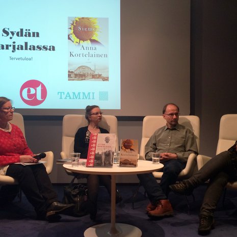 ET:n kirjaillassa lavalla puhuivat toimittaja Pia Hyvönen (vas.) ja kirjailijat Anna Kortelainen, Juha Nirkko sekä Sirkka-Liisa Ranta.