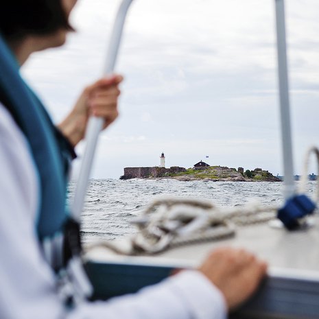 Vanhat linnoitusmuurit tuovat roson saaren silhuettiin.