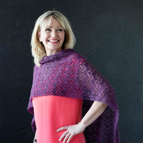 Kuvassa huivista on tehty poncho. Katso sen ohje alta!