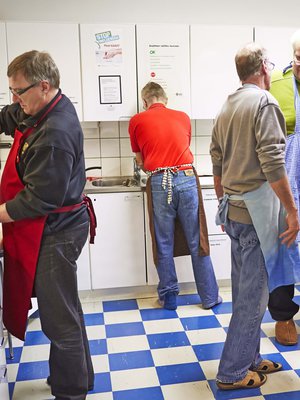 Kukin mies keskittyy omaan tonttiinsa. Tulossa on muun muassa madekeittoa, sitruunarosmariinirisottoa ja manteliboston.