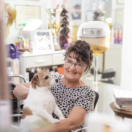 Annelin seurana töissä on aina  jackrusselin- terrieri Niki.