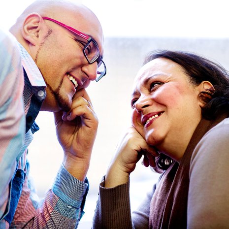 Iranissa kylä pitää huolta toisistaan, Suomessa ajatellaan, että on kunnia-asia selvitä yksin. Miksi apua ei voi antaa ja pyytää, Zahra ihmettelee. Alin mukaan suomalaisten turvaväli on pisimmillään talvella ja pimeässä. Kesällä koko kansa vapautuu.