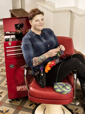 ”Neulominen on yhtä rentouttavaa kuin jooga. Pää saa levätä, vaikka kädet työskentelevät”, Johanna ”Jojo” Stolpe sanoo.