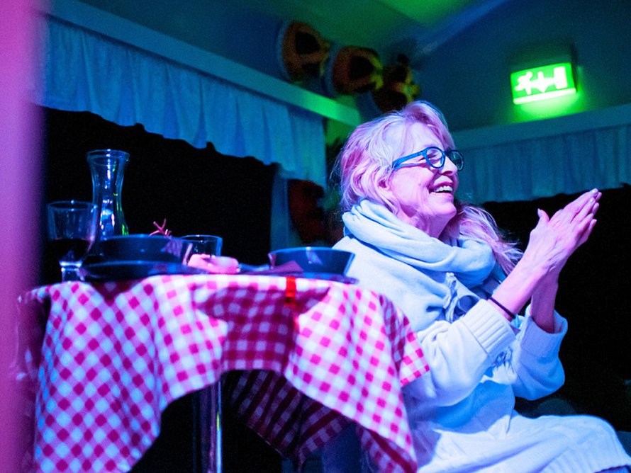Aulikki &Aring;kerberg nauttii juustopiknikin ja ryp&auml;lemehua. El&auml;v&auml; swingmusiikki maistui my&ouml;s. Kuva Anssi Kumpula.