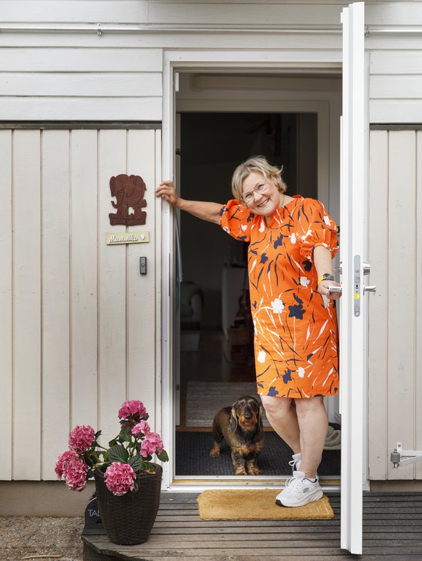 Eeva ja Rokka-koira pääsevät Näsijärven lenkkipoluille suoraan uuden kodin pihasta. Myös kauppaan ja kuntosalille on kävelymatka.