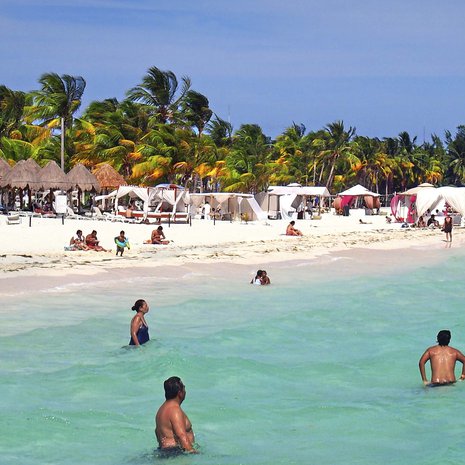Turkoosi meri ja karibialainen tunnelma ovat Isla Mujeresin saaren valttikortteja.