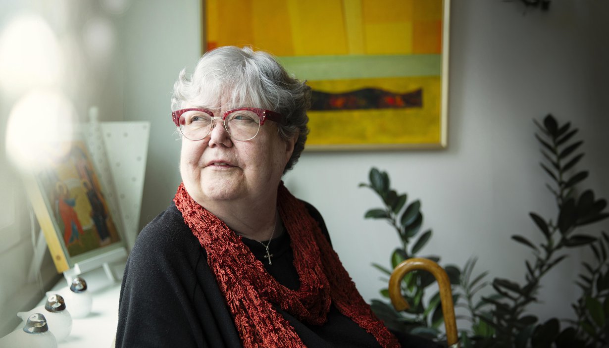 – Täällä palvelutalossa olen huomannut, että monet eivät uskalla olla läheisilleen vaivaksi. Mutta ei ihmisen tarvitse olla kaiken kestävä. Kyllä muille saa olla vähän vaivaksikin, piispa emerita Irja Askola sanoo.