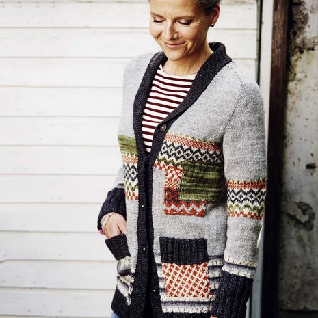 Reilut resorit ja linjakas kaulus tekevät neuletakista reippaan ja ryhdikkään.