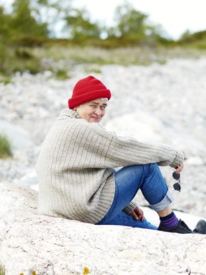 Pirkko Saisio on Metsähallituksen kansallispuistokummi ja tämä kuva on otettu Isokarin majakkasaarella, joka kuuluu Selkämeren kansallispuistoon. Kummit vievät luonnossa  liikkumisen sanomaa eteenpäin. 