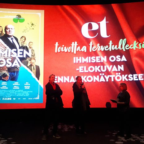 Ohjaaja Juha Lehtola (kesk.) ja näyttelijä Asko Sarkola kertoivat Ihmisen osa -elokuvasta ET:n lukijoille. Toimittaja Pia Hyvönen haastatteli Lehtolaa ja Sarkolaa.