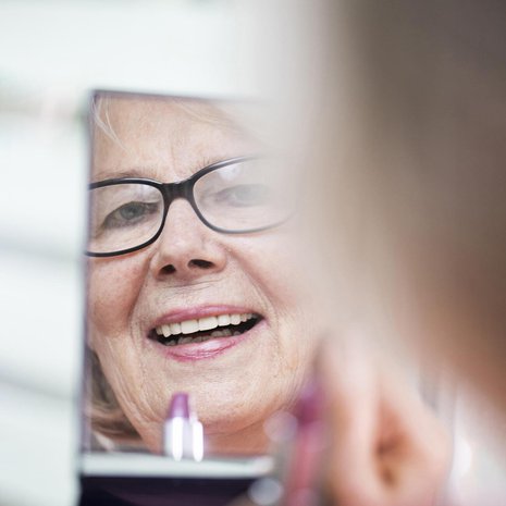 Hyvältä näyttää!   Nyt on taas   kiva  katsoa  itseään peilistä   ja sipaista vaikka   punaa huuliin.