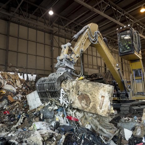 Yhtä aikaa raadollista ja dynaamista. Lajittelulaitoksen koura antaa kyytiä kymmenen kunnan jätteille.
