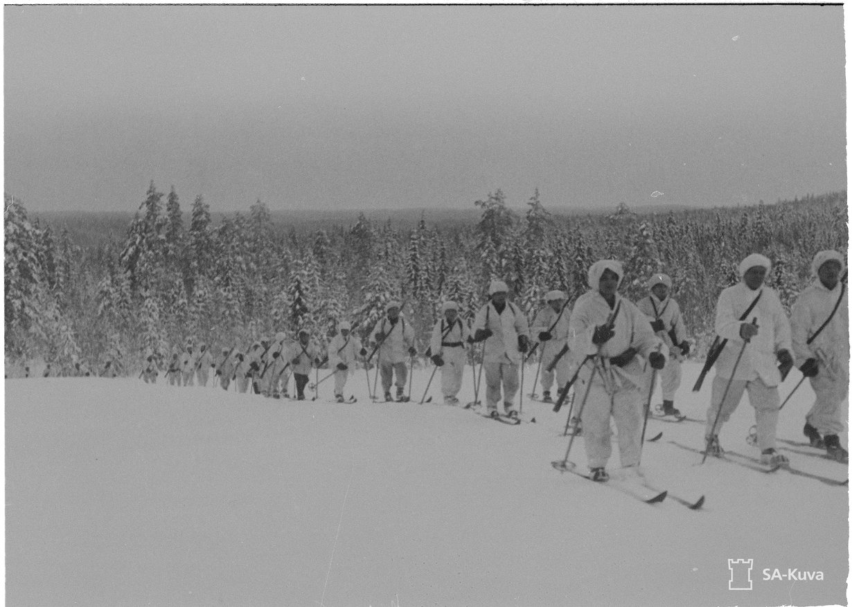 Hiihtopartio palaamassa rajan takaa Lieksan rintamalla helmikuussa 1940.