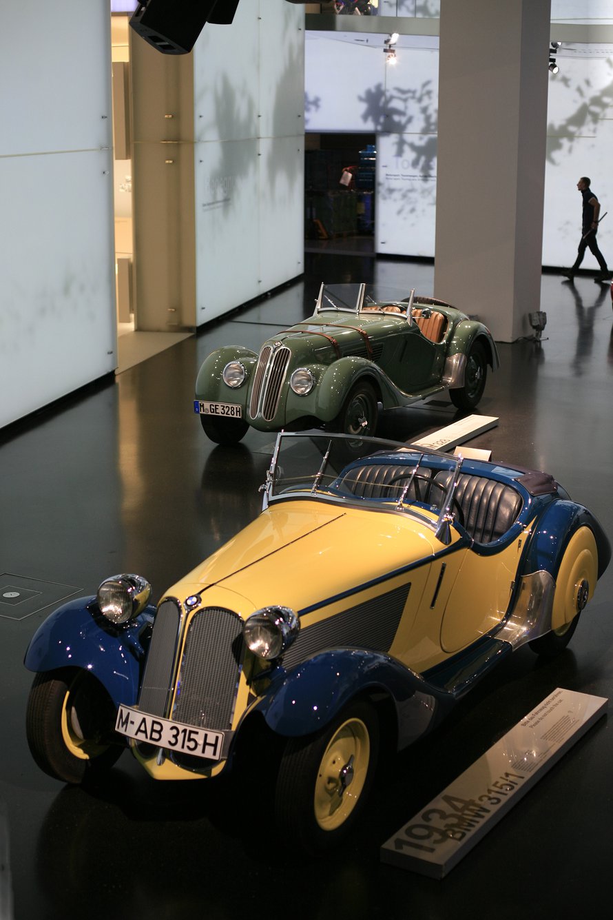 Vanhat kaunottaret ovat hienosti esillä BMW-maailmassa.