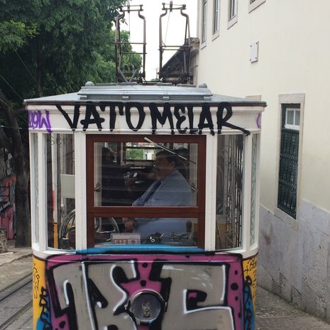 Tässä on lissabonilainen ”hissi” eli funiculari, jolla pääsee kulkemaan lyhyitä matkoja, jyrkkiä mäkiä ylös ja alas. 