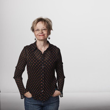 Outi Alanko on järvenpääläinen tietokirjailija ja Suomen ja Pohjoismaiden historian dosentti Helsingin ­yliopistossa. Hän on suuri hiljaisuuden ystävä. ”Kaikista ei ole miellyttävää jäädä yksin omien ajatustensa kanssa, mutta minusta se on ihanaa.”