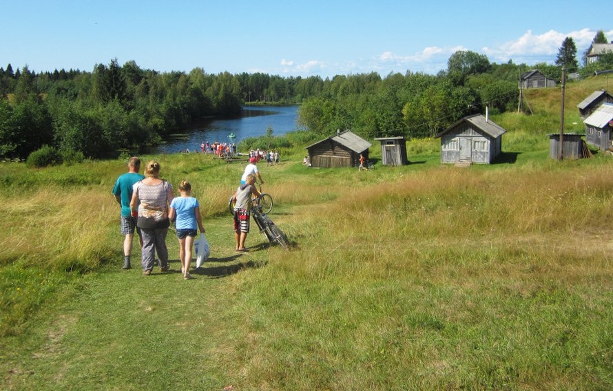 Aunuksen musiikkifestivaalit on j&auml;rjestetty jo viiten&auml; kes&auml;n&auml;. Kuoroja, esiintyji&auml; ja soittajia tulee niin Suomesta kuin Aunuksen alueelta. Konserttiareena on aurinkoinen pihapiiri. On yksi kes&auml;n kuumimpia p&auml;ivi&auml;, l&auml;hes 30 astetta.