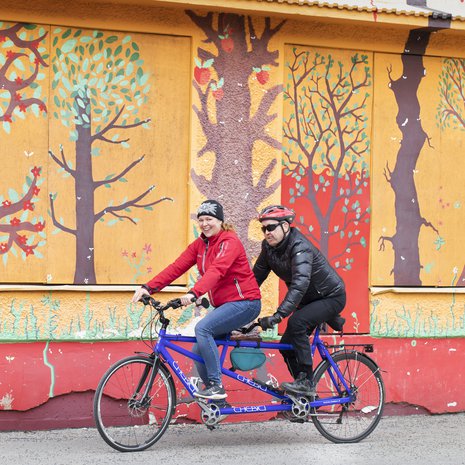 Tandempyöräilystä on tullut Tero Ala-Ajoksen ja hänen tyttärensä Moonan yhteinen harrastus.
