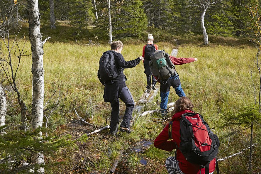 Jonna Määttä toppuuttelee tahtiamme. Vauhti väsyttää pitkällä vaelluksella.