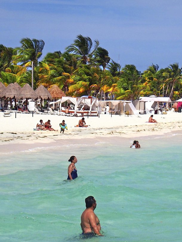 Turkoosi meri ja karibialainen tunnelma ovat Isla Mujeresin saaren valttikortteja.