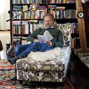 Hans Lindemarkin ja hänen vaimonsa ahvenanmaalaisesta kesämökistä tuli koti, sitten majatalo. Yläkerran kirjasto on osa Lindmarkien yksityistiloja. Hans on suunnitellut ja rakentanut hyllyt itse.