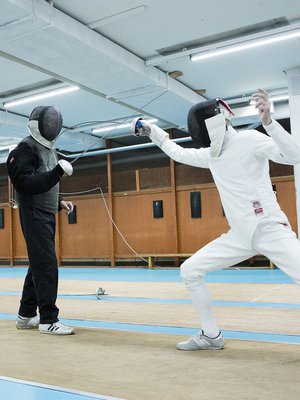 Valkoinen miekkailupuku otettiin aikoinaan käyttöön voittajan määrittämisen helpottamiseksi. Myös valmentajien opetusasun musta väri on jäänne menneiltä ajoilta. 