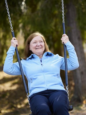 – Työ päiväkodissa tuntuu luontevalta. Olenhan kasvattanut neljää omaa lasta, Birgitta Mäkelä sanoo.