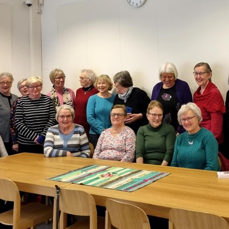 Upinniemen naisista on vaikea saada kuvaa, jossa joku ei nauraisi tai puhuisi. Raili Klemola istuu eturivissä oikealla, vihreässä paidassa.eturivissä toi