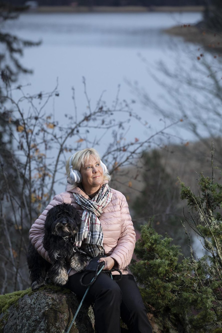 Johanna Aalto käyttää vastamelukuulokkeita, jotta ympäristön äänet eivät häiritse kirjojen kuuntelua.