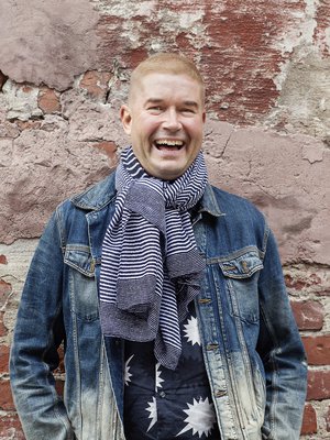 Marco Bjurström (s. 1966) asuu Helsingissä.  Marcon puoliso on tanssija ja koreografi Peter Pihlström.  Marcon motto: "Rentous on avain huippusuoritukseen."