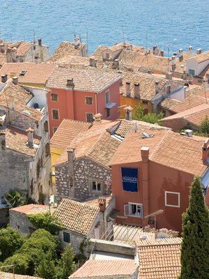 Adrianmeri ympäröi italialaistyylistä Rovinjin vanhaakaupunkia. 