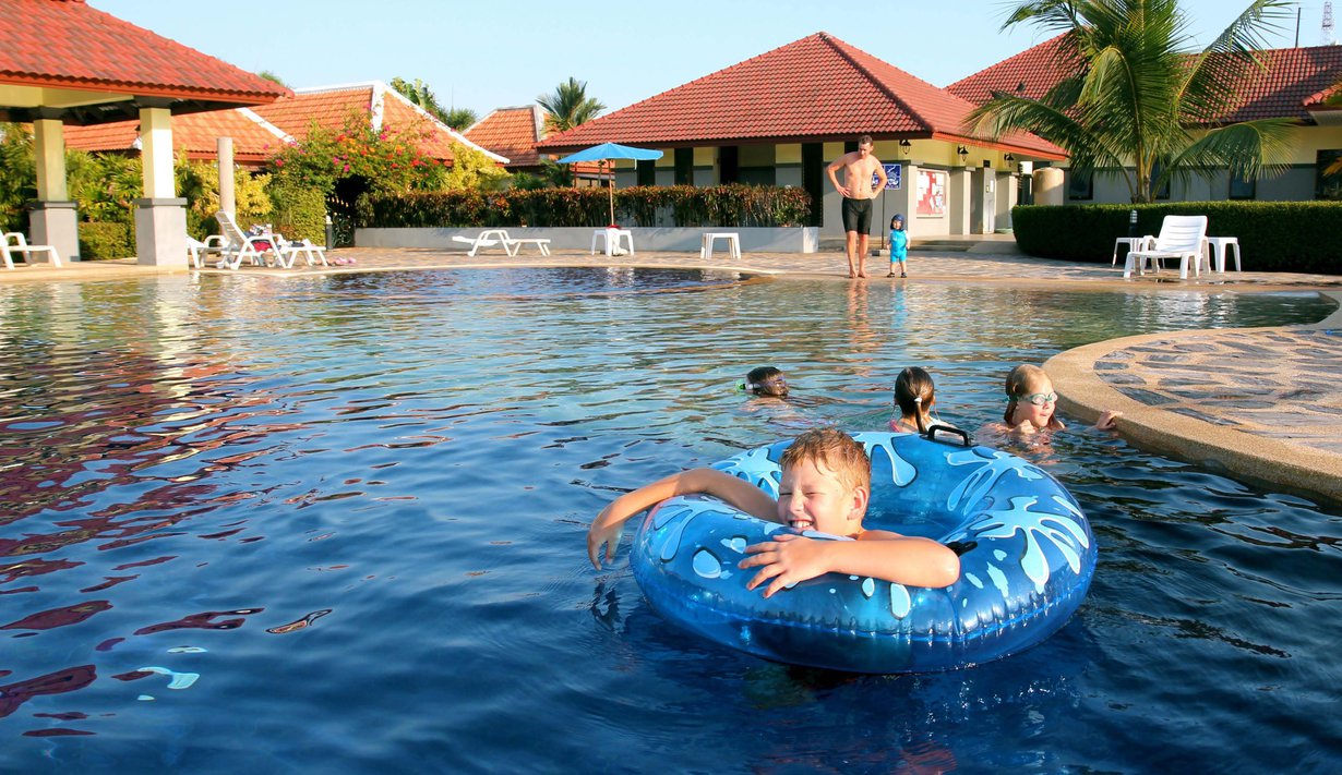 Tatu Lämsä viihtyi Bali Residencen uima-altaalla Mae Phimissä.