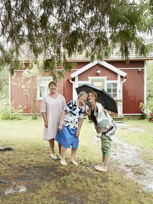 Sari Laakso (vas.), Eliisa Skrifvars ja Krista Laakso pitävät kesäsadetta pihakuusen alla.