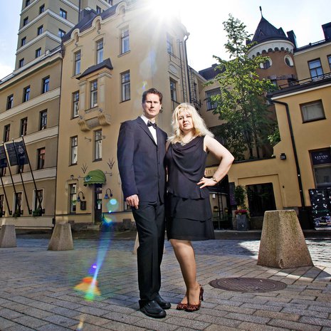 Bond-matkailijat Pirita ja Mika kuvattiin Helsingissä liki hotelli Tornia. Bond-näyttelijä Roger Moore on yöpynyt Tornin sviitissä 431.