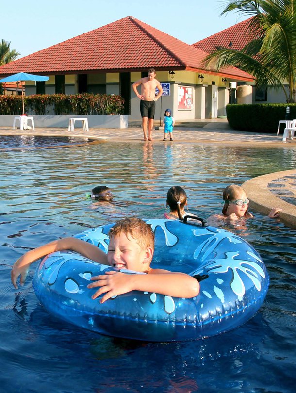 Tatu Lämsä viihtyi Bali Residencen uima-altaalla Mae Phimissä.