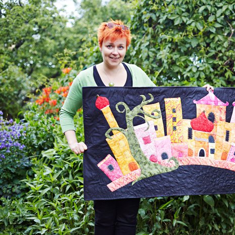 It&auml;maishenkinen batiikkiv&auml;rj&auml;tyist&auml; kankaista tehty ty&ouml; on Ullan takkahuoneen sein&auml;ll&auml;. Se tuo pime&auml;&auml;n kellaritilaan v&auml;ri&auml;.