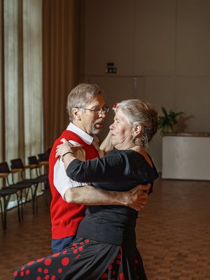 Karilla ja Liisalla on omat kodit, mutta he tekevät asioita paljon yhdessä.