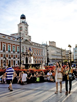 Puerta del Sol on ­Madridin kuhiseva keskus­aukio. Siltä avautuvat vilkkaimmat ostoskadut.