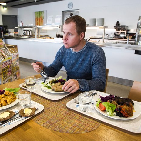 Patrik Borgin mukaan hyvin syöviä suomalaisia on syntisen vähän. Vain kymmenen prosenttia syö kasviksia suositellun määrän.