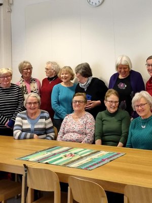 Upinniemen naisista on vaikea saada kuvaa, jossa joku ei nauraisi tai puhuisi. Raili Klemola istuu eturivissä oikealla, vihreässä paidassa.eturivissä toi