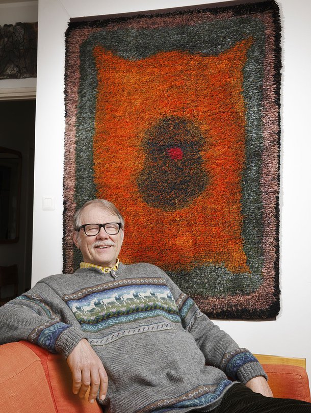 Tuomas Sopanen on kerännyt 450 ryijyn kokoelman, taustalla Uhra Simberg-Ehrströmin lämminsävyinen Kupari, 1968, malli SKY. Kuva Jaanis Kerkis.