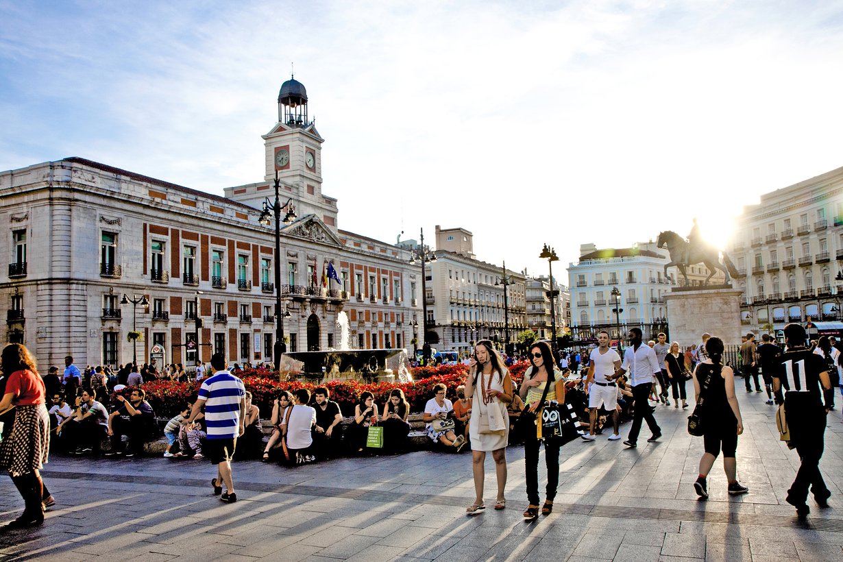 Puerta del Sol on Madridin kuhiseva keskusaukio. Siltä avautuvat vilkkaimmat ostoskadut.