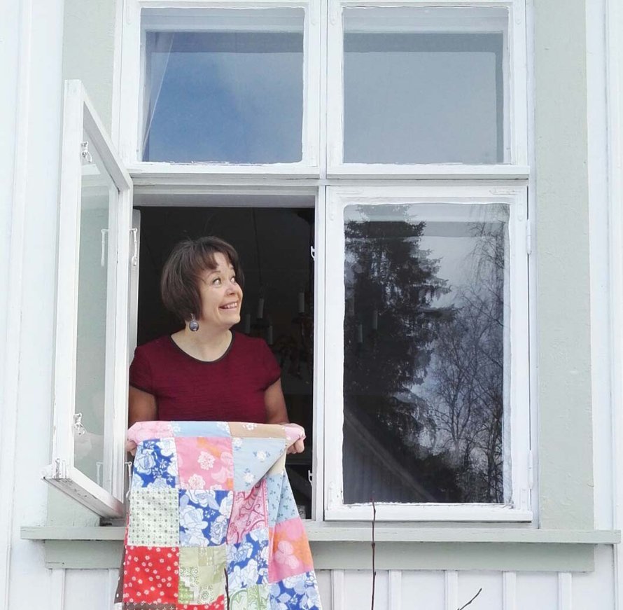 Riikka Kangasmäki kotinsa ikkunassa.