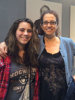 – Mahtava energia ja ilo näissä upeissa kuvissa, kiitti Kristina Ghodsee, joka tutustui Ihanat naiset -näyttelyyn tyttärensä Kristianan kanssa.  