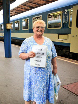 Budapestiin saapuvaa  junailijaa ovat vastassa huoneita vuokraavat kaupunkilaiset.
