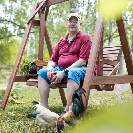 Markku Pietikäinen hankki kesällä ex-vaimonsa kanssa ja tämän uuden miehen kanssa kanoja. Miehet rakensivat niille aitauksen yhdessä.